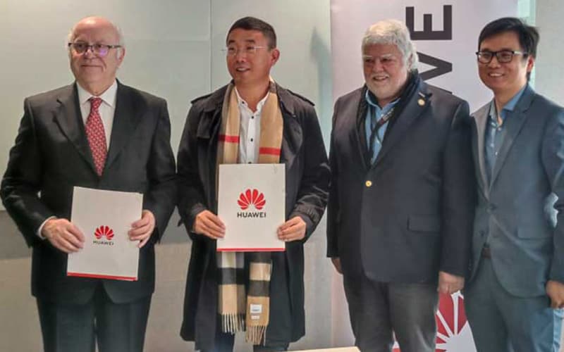 Firma de alianza estratégica entre APCC y Huawei para impulsar cooperación tecnológica.
